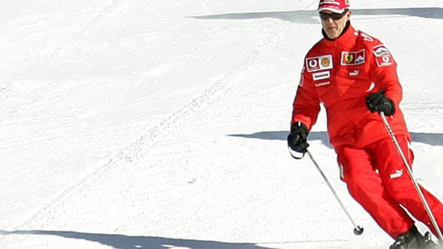 Michael Schumacher practicando esquí en 2006.