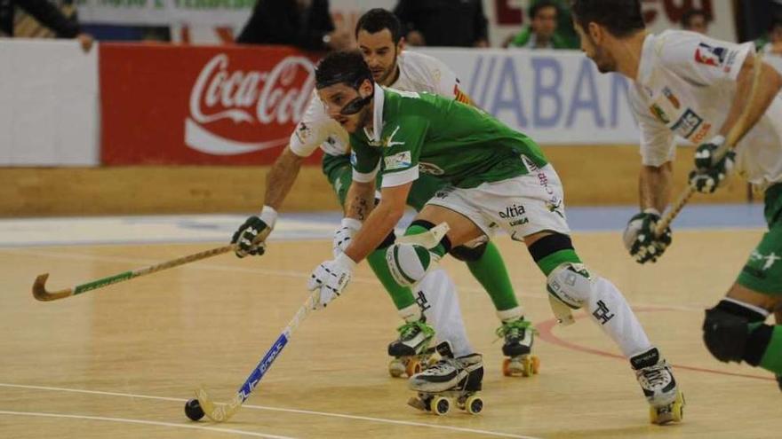 Toni Pérez, con máscara tras fracturarse la nariz hace tres semanas, en el partido de ayer ante el Calafell.