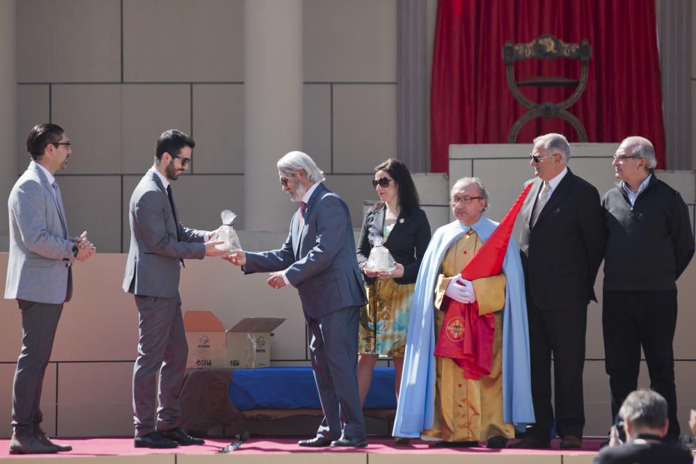 Vecinos y visitantes de Benetússer asisten a la representación del Calvario de Jesucristo.