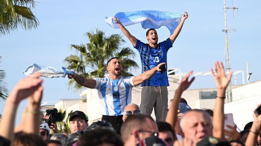 Cerca de 1.000 aficionados alentan a la distancia a Argentina durante su entrenamiento en Algorfa