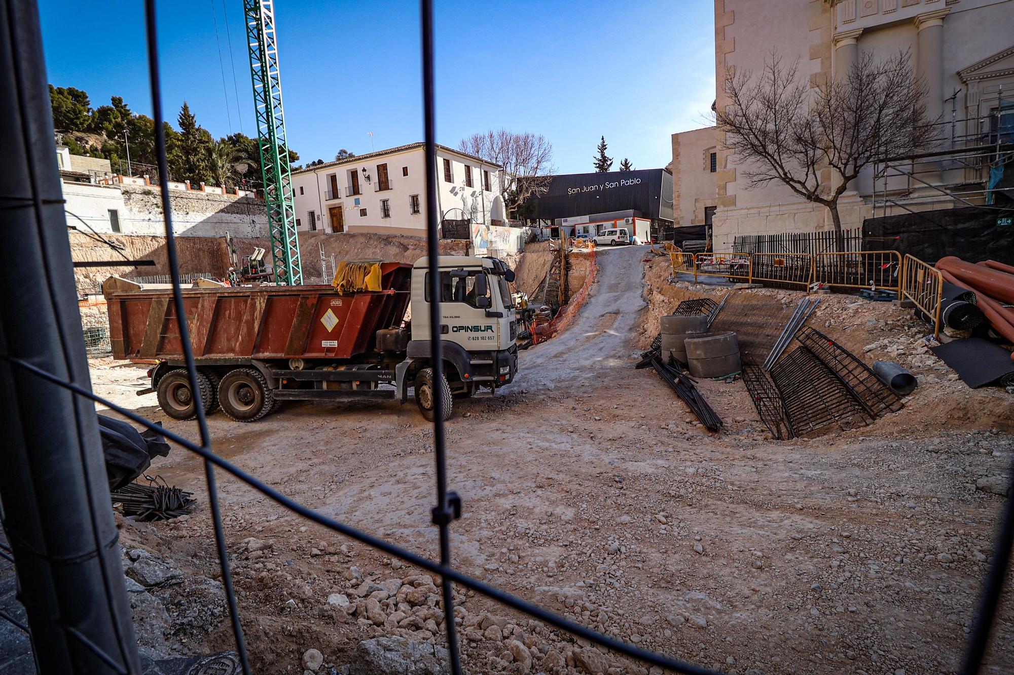 La plaza de la Iglesia de Ibi muestra sus entrañas en sus obras de reforma