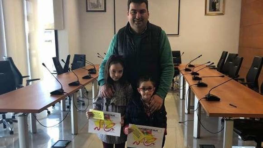 El alcalde, Sergio Hidalgo, con las ganadoras, Ainhoa Menéndez y Velia Fernández, en el Ayuntamiento.