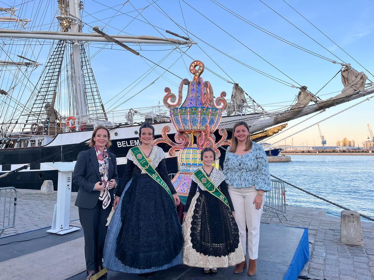 Imagen de las concejalas Selma y Miralles junto a las reinas de las fiestas de Castelló 2026 y la gaiata.