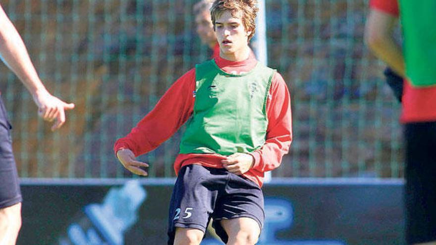 Denis Suárez golpea el balón durante la sesión matinal del primer equipo del Celta, ayer en A Madroa. // Grobas