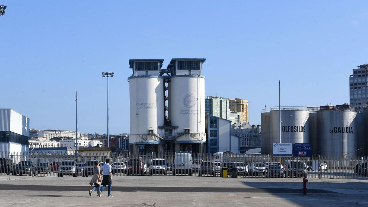 Vista de instalaciones del muelle Calvo Sotelo desde el de Batería.   | // CARLOS PARDELLAS