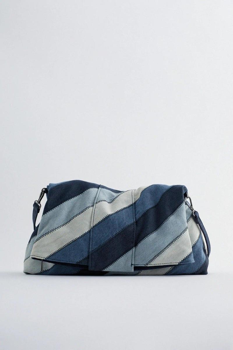 Bolso sobre denim de patchwork, de Zara (19,99 euros)