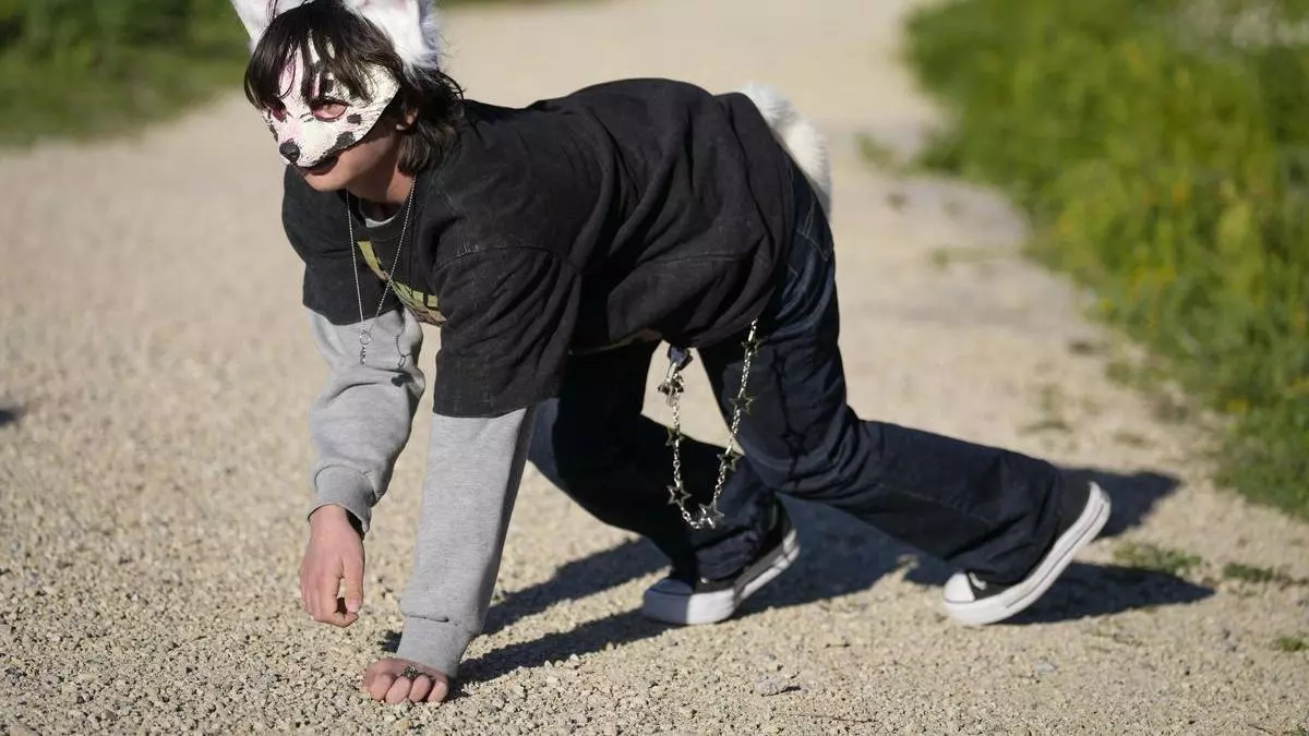 Jóvenes que se identifican y actúan como animales: llega a España el fenómeno 'therian'