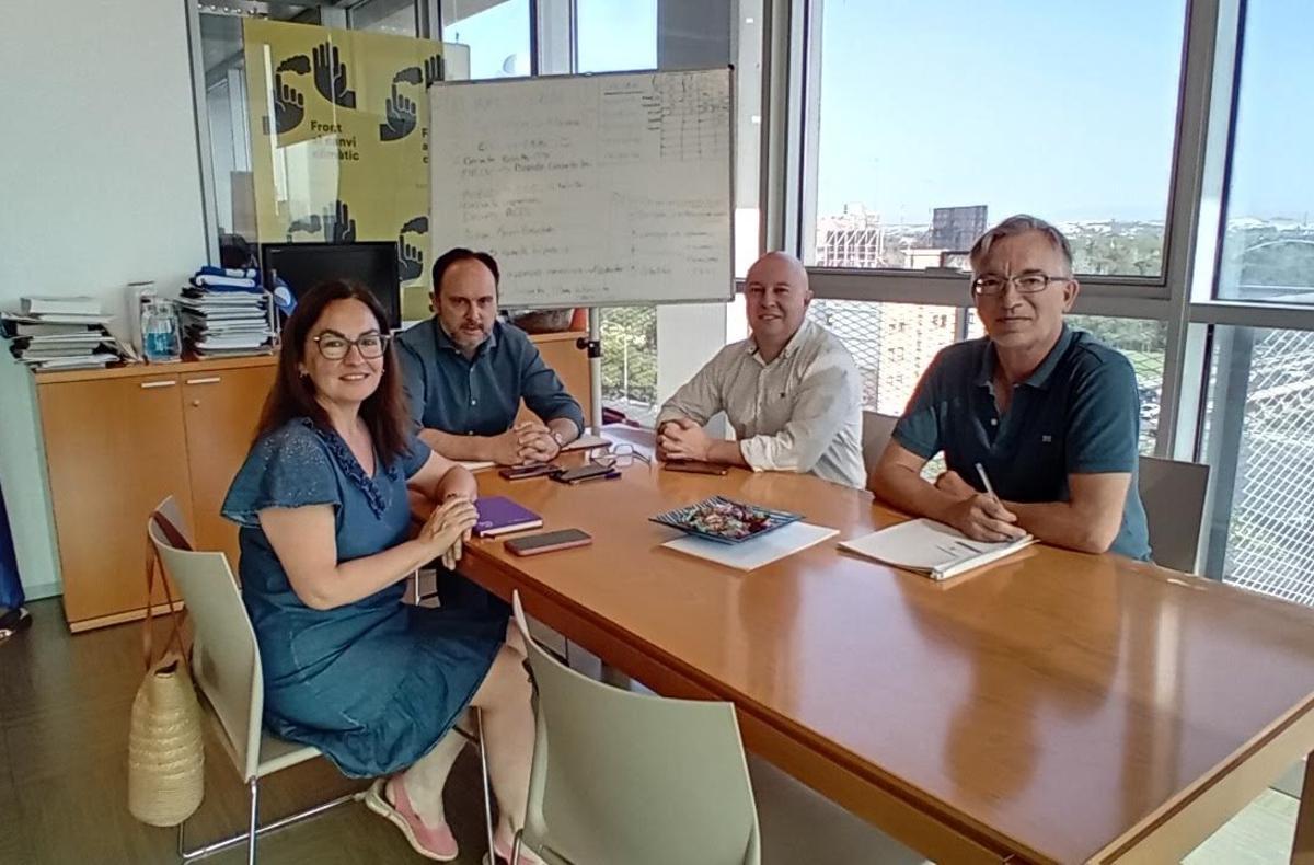 Directivos de Fevauto y Astrauto, en con el director general de Calidad y Educación Ambiental.