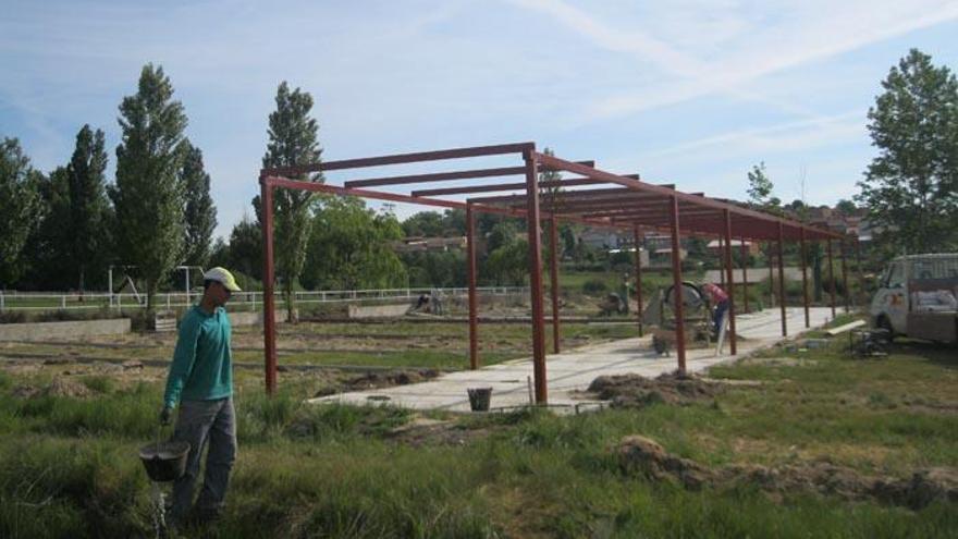 Operarios en el tajo construyendo las pistas de la calva en Ayoó de Vidriales.