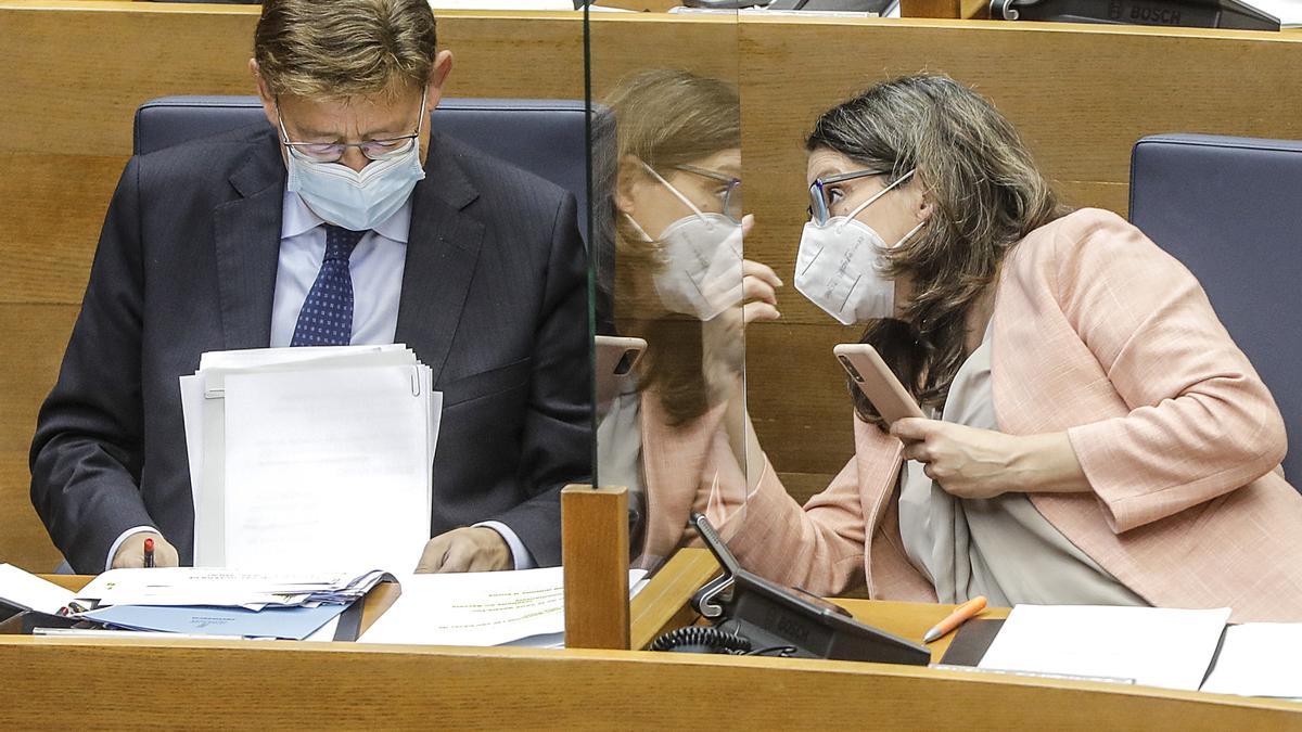 Archivo - La vicepresidenta de la Comunidad Valenciana, Mónica Oltra, y el &#039;president&#039; de la Generalitat, Ximo Puig, conversan durante un pleno de Les Corts