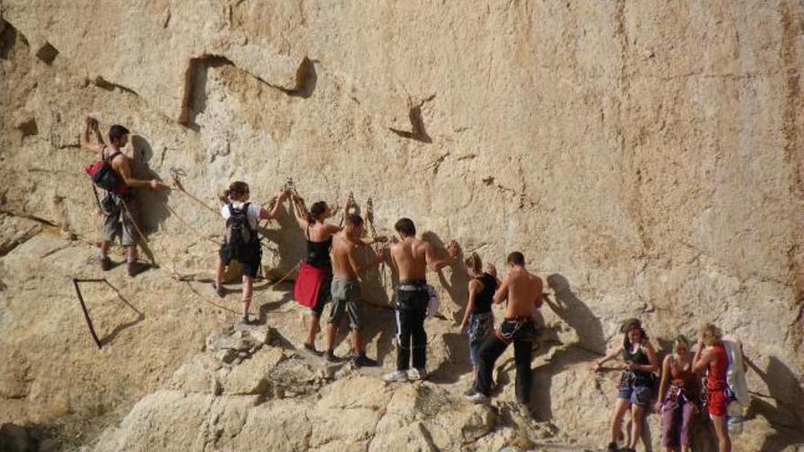 Un grupo de jóvenes practican escalada en el Desfiladero de los Gaitanes