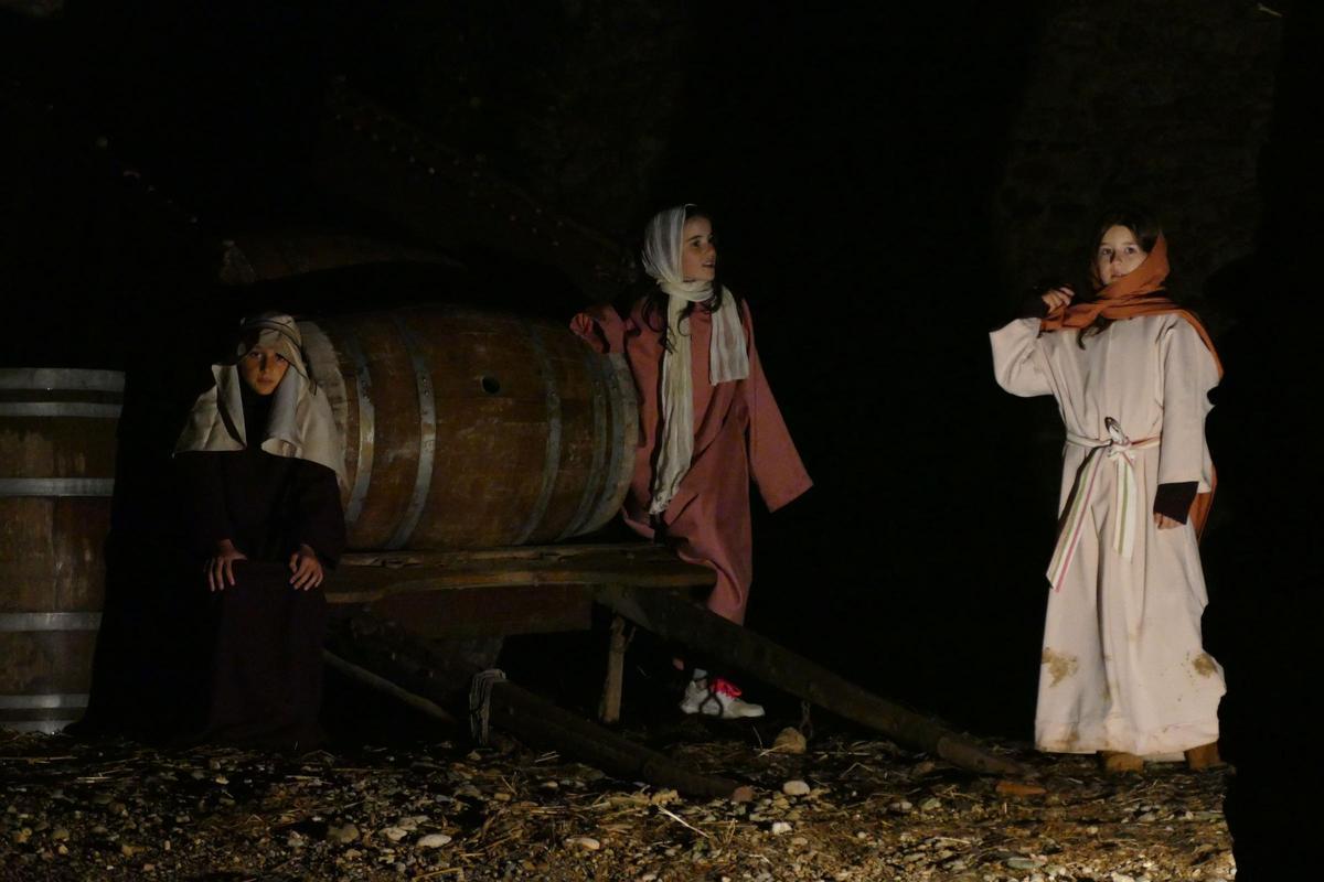 La 42a edició del Pessebre Vivent de Peralada manté viva la tradició recorrent el centre històric del poble