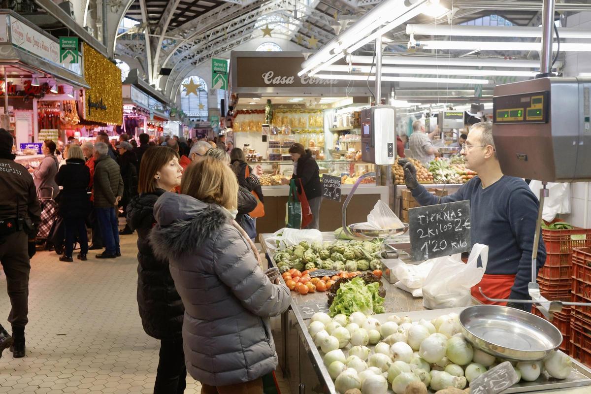Ciudadanos compran en el Mercado Central de València antes de Navidad.