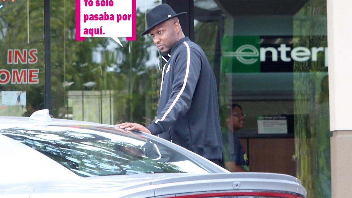 Lamar Odom saliendo de un local