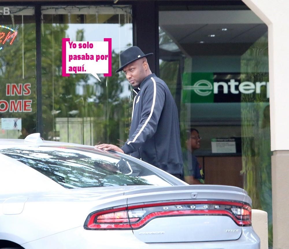 Lamar Odom saliendo de un local