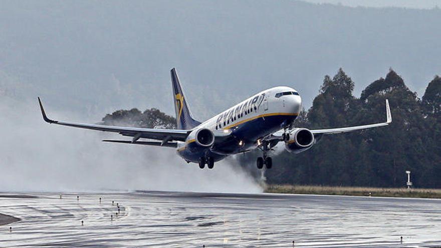 Un avión de Ryanair, despegando del aeropuerto de Vigo. // Marta G. Brea
