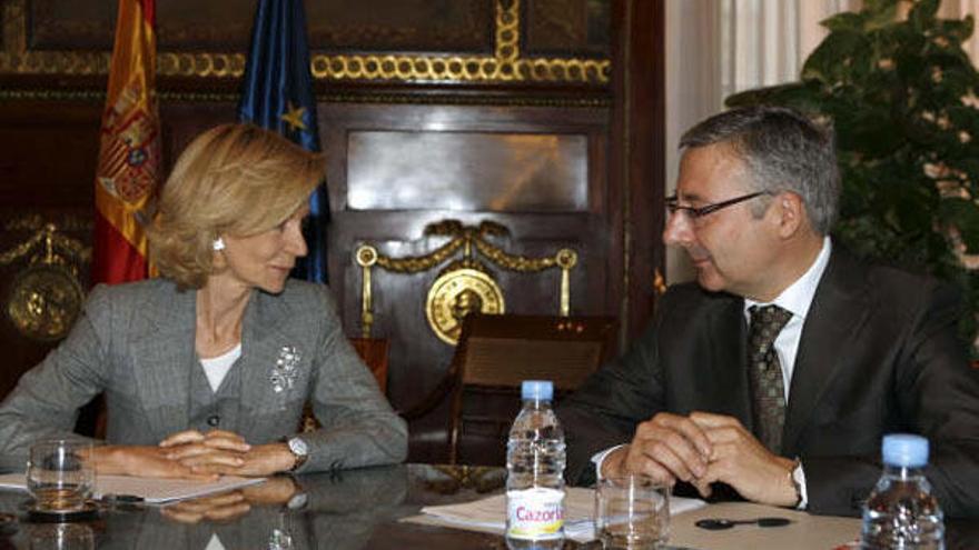 Los nuevos ministros de Economía y Hacienda, Elena Salgado, y de Fomento, José Blanco, durante la reunión que mantuvieron hoy en Madrid.