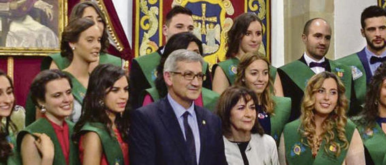 El nuevo rector de la Universidad de Oviedo, Santiago García Granda, asistió hace unos días a su primera graduación, la de la Facultad de Turismo de Oviedo.