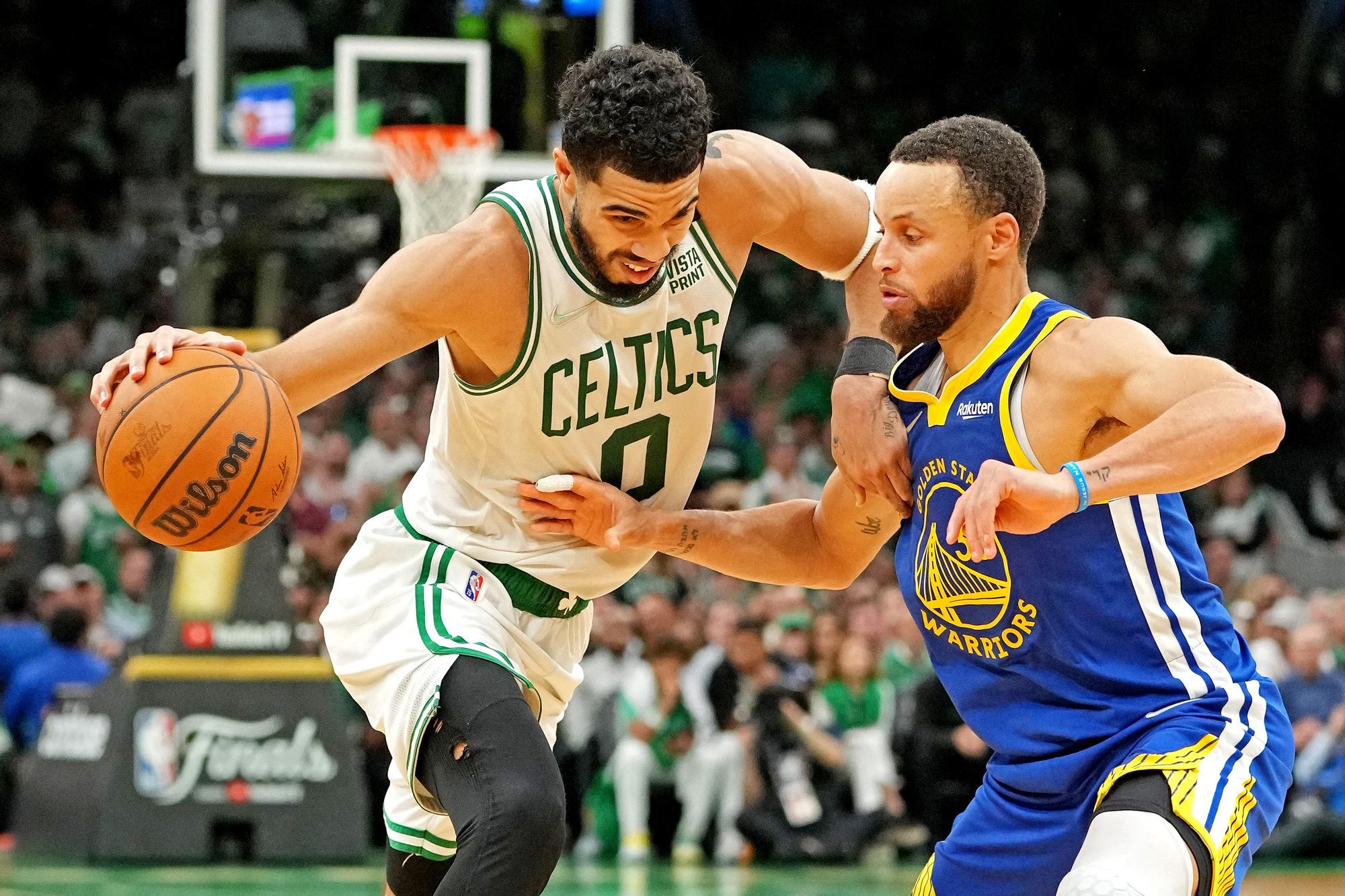 Stephen Curry defensa un avenç de l&#039;estrella dels Celtics Jayson Tatum