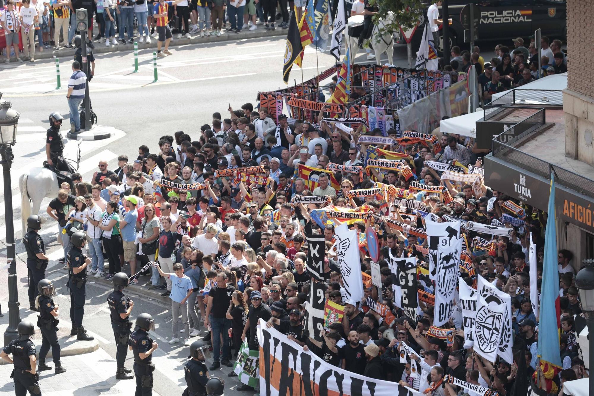 Ambientazo en la llegada de los equipos