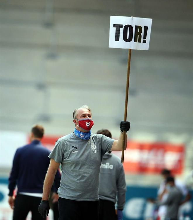 Un miembro del staff del Holstein Kiel celebra los goles con esta pancarta