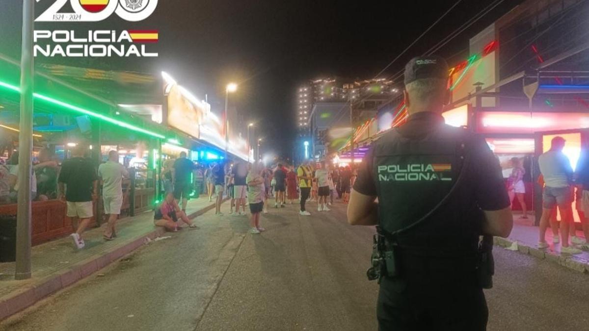 Ein Nationalpolizist an der Playa de Palma.