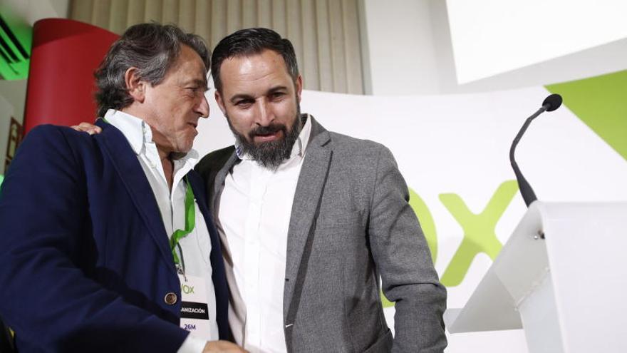 El número 3 de VOX al Parlament Europeu, Hermann Tertsch, amb Santiago Abascal ahir