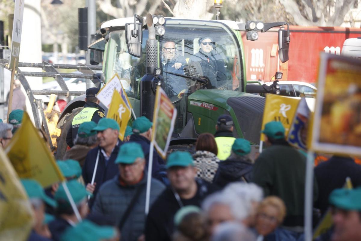 Colapso en las calles de València en el inicio de la tractorada por el acuerdo de la UE y el Mercosur