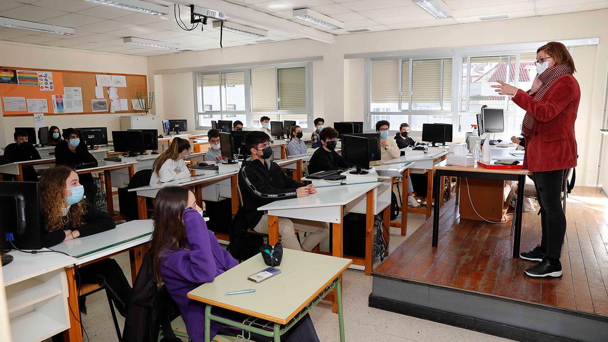 Alumnos de Bacharelato no Politécnico de Vigo, con Carme Adán e Francisco Castro.