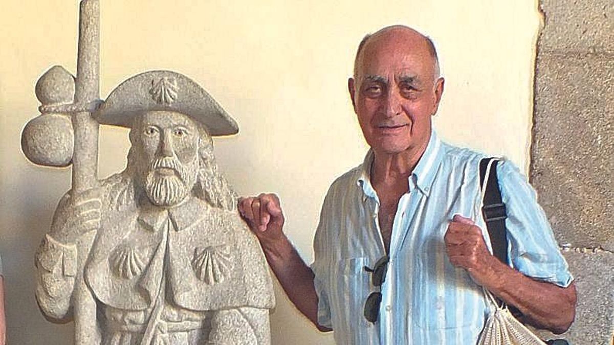 Juan Guerrero, con una estatua del Apóstol en San Martín Pinario (Santiago, 2024).