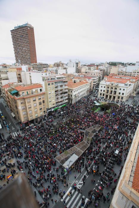 Los pensionistas abarrotan la plaza de la Montañeta para pedir al Gobierno una subida de las prestaciones.