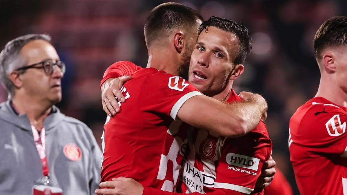 Arthur se abraza con David L車pez tras la vital victoria contra el Mallorca