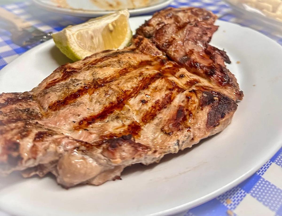 Un plato de comida de un guachinche.
