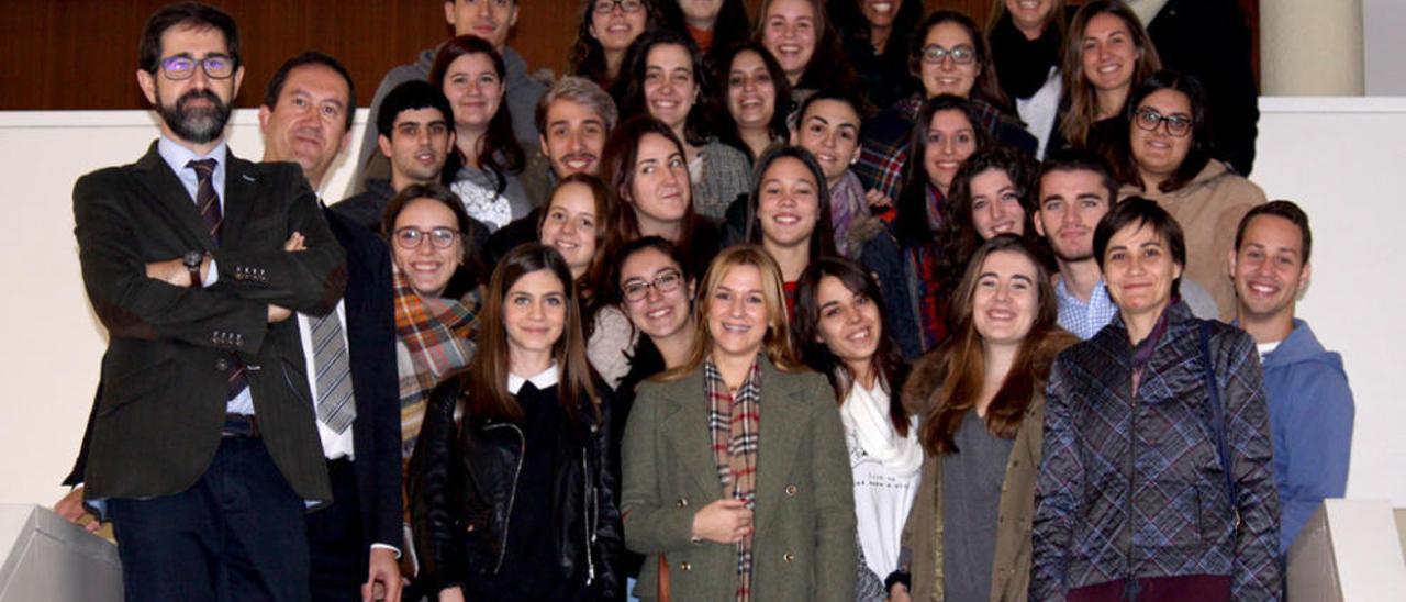 Los alumnos del San Pablo CEU de Magisterio de Vigo en su visita al colegio posan con el director de Montecastelo, José Manuel Rodríguez (2º i.).