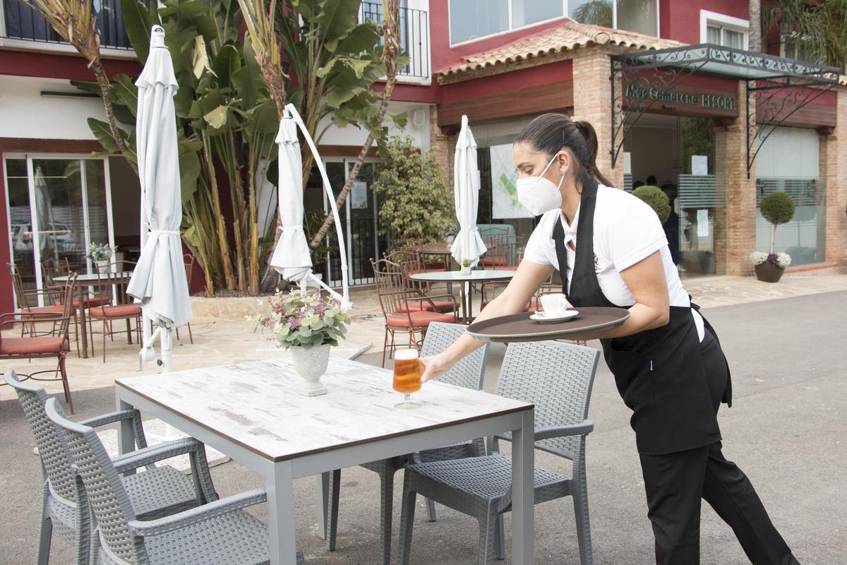 Cuenta con cafetería y el restaurante que están abiertos todos los días