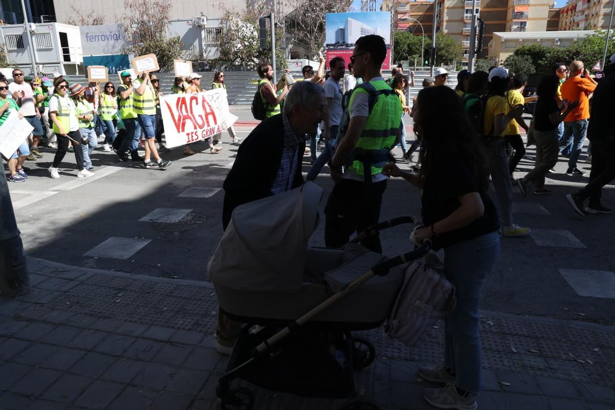 Huelga de educación en Alicante: la manifestación de profesores atraviesa la Avenida Aguilera