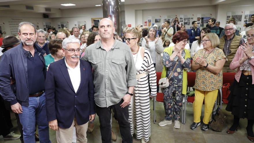 A la izquierda, Floro entre Tino Vaquero y Monchu García tras conocer los resultados de las municipales de 2023.