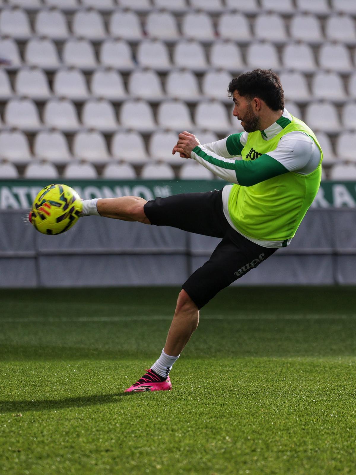 Jacobo González ensaya un disparo durante la sesión de este viernes en El Arcángel.