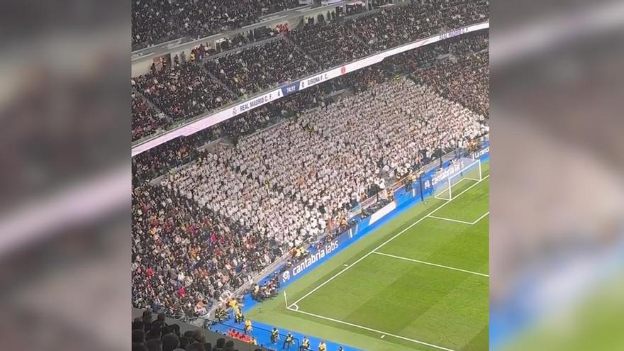 El Santiago Bernabéu unánime: "¡Xavi quédate!"