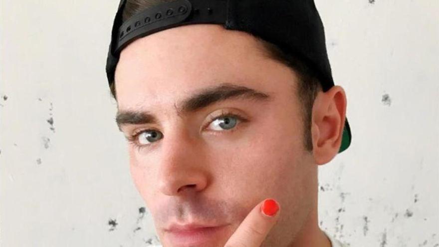 Zac Efron, Chris y Liam Hemswort se pintan las uñas por una buena causa