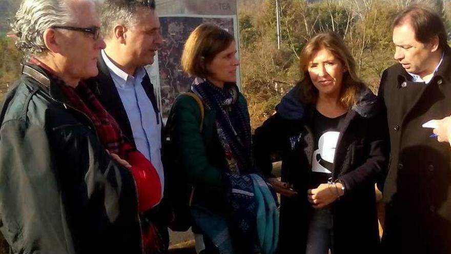 Un momento de la visita de Beatriz Mato y Nava Castro, ayer. // D.P.