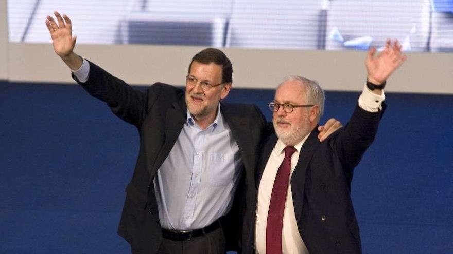 Mariano Rajoy con el candidato del PP, Miguel Arias Cañete, ministro saliente de Agricuttura.  // Efe