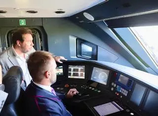 De Albacete a Aranjuez: Puente supervisa el traslado de los nuevos trenes de gran capacidad para Cercanías Madrid que se estrenarán a finales de verano