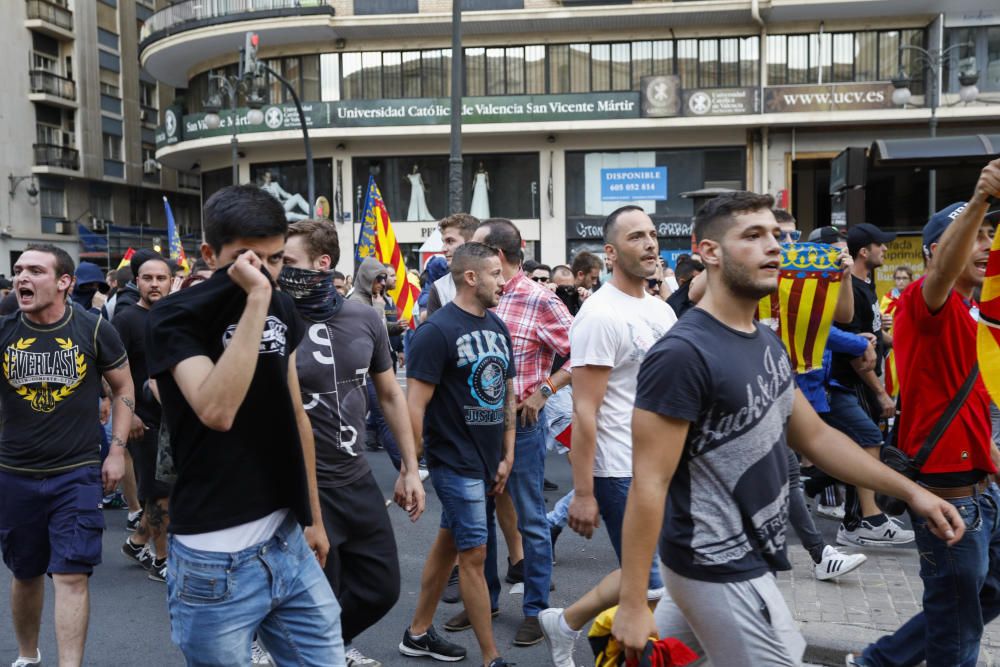 Una protesta ultra revienta la manifestación del Nou d'Octubre