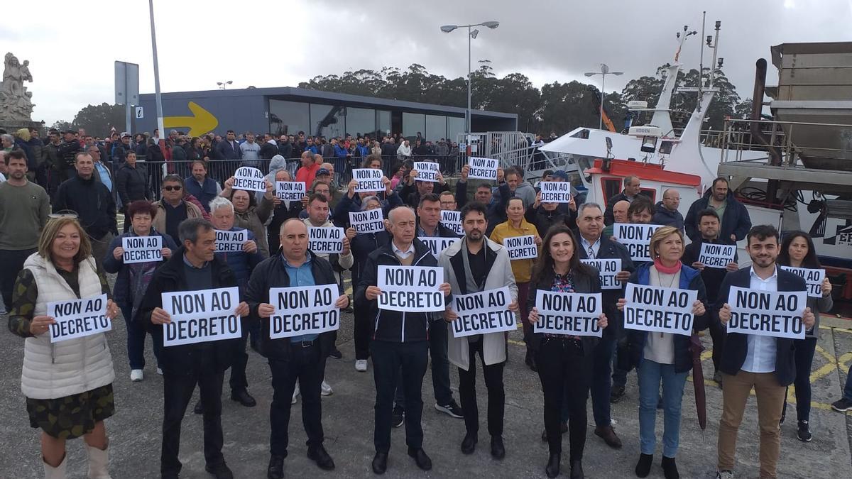 Representantes del PP de Vilagarcía, Vilanova, A Illa, Cambados y O Grove, al lado de los bateeiros.