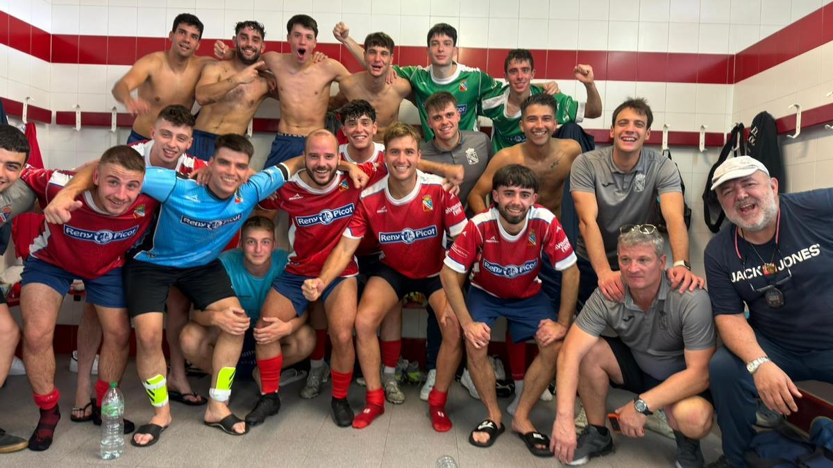 Jugadores y equipo técnico del Narcea celebran la victoria en el vestuario.