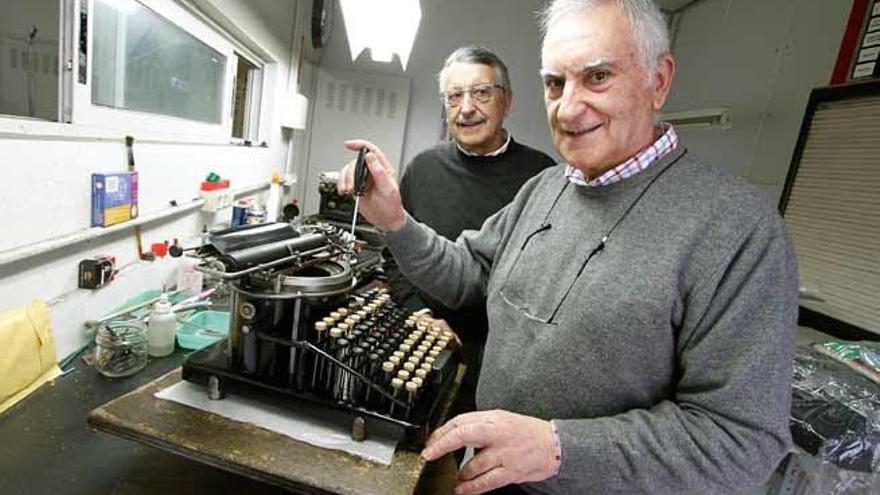 Los hermanos Alfredo y Luis Sirvent en el taller de reparaciones. / J.S.