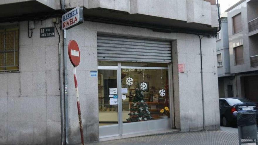 El último atraco fue cometido el jueves en esta panadería del barrio de Santa Teresita. // Jesús Regal