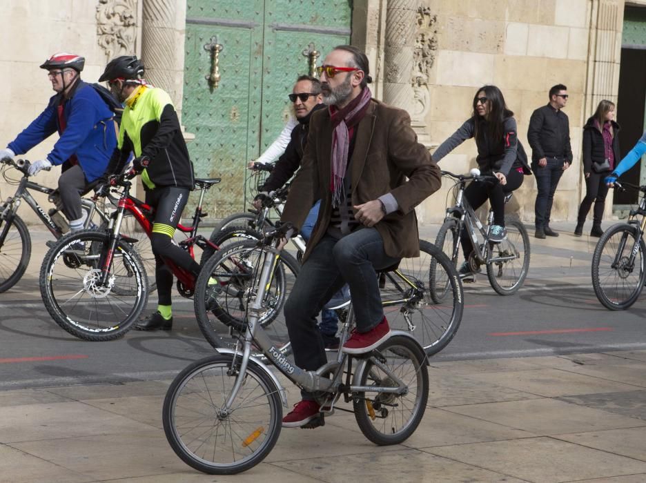 200 ciclistas exigen frente al Ayuntamiento una vía verde en La Cantera.