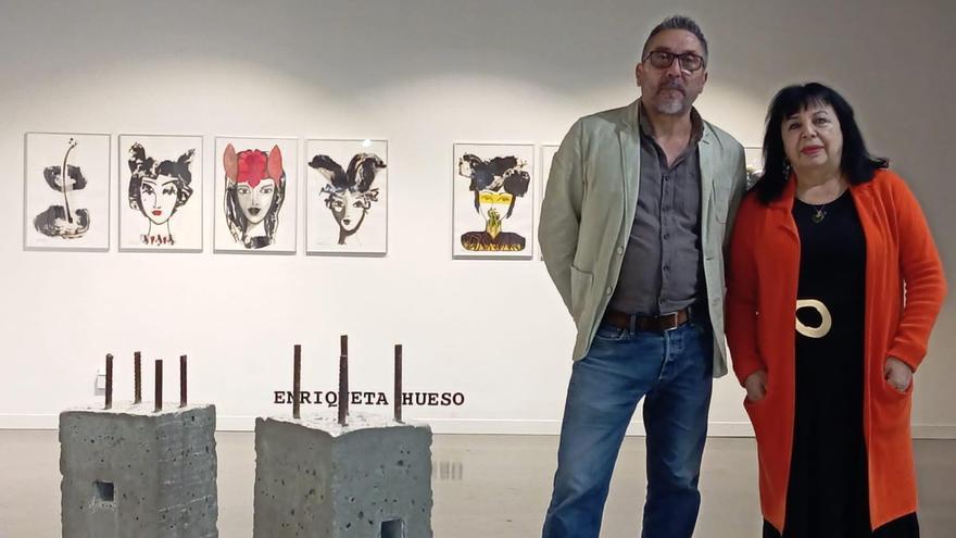 Xulio Lago y Enriqueta Hueso, con algunas de las obras.